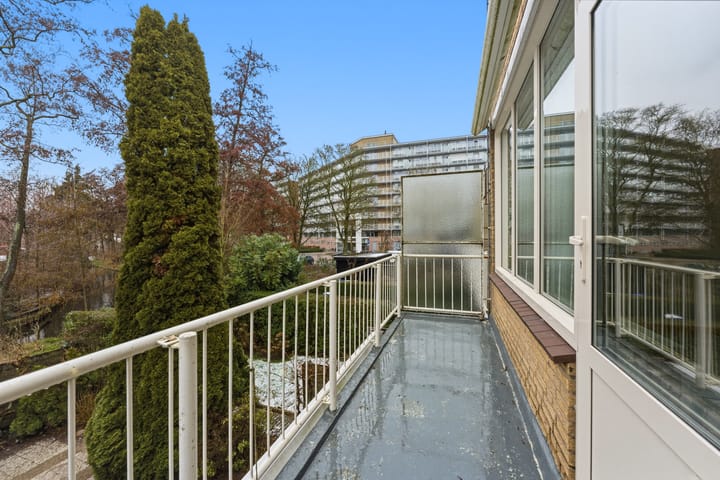 Spacious drive-in family home with garage and sunny west-facing garden in child-friendly neighborhood — 21