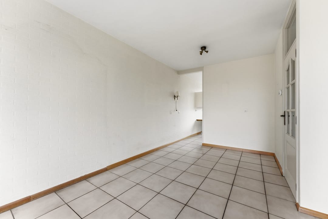 Spacious drive-in family home with garage and sunny west-facing garden in child-friendly neighborhood — 26