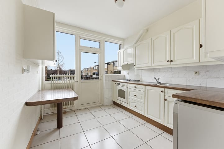 Spacious drive-in family home with garage and sunny west-facing garden in child-friendly neighborhood — 27