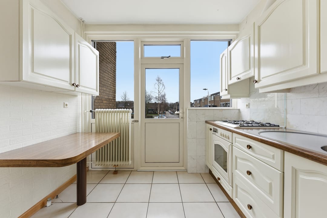 Spacious drive-in family home with garage and sunny west-facing garden in child-friendly neighborhood — 32