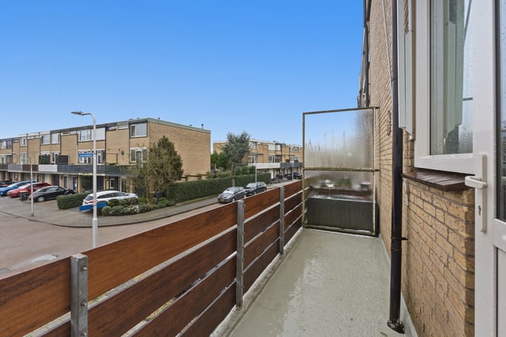 Spacious drive-in family home with garage and sunny west-facing garden in child-friendly neighborhood — 35