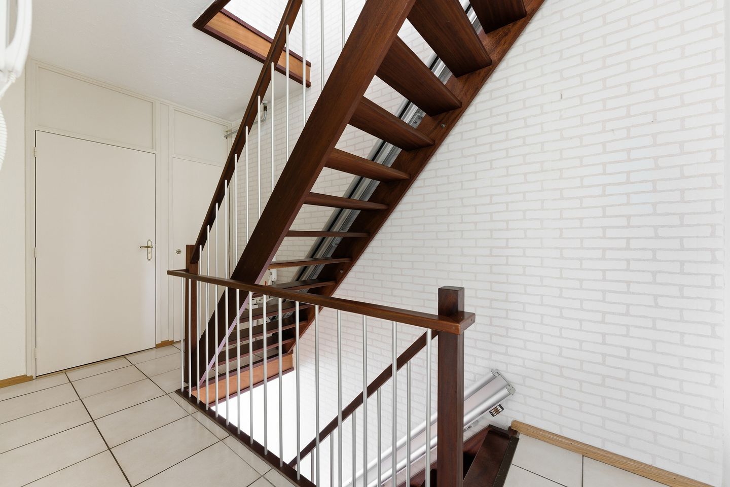 Spacious drive-in family home with garage and sunny west-facing garden in child-friendly neighborhood — 38