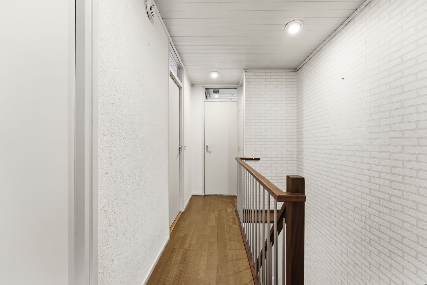 Spacious drive-in family home with garage and sunny west-facing garden in child-friendly neighborhood — 40