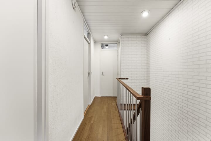 Spacious drive-in family home with garage and sunny west-facing garden in child-friendly neighborhood — 39