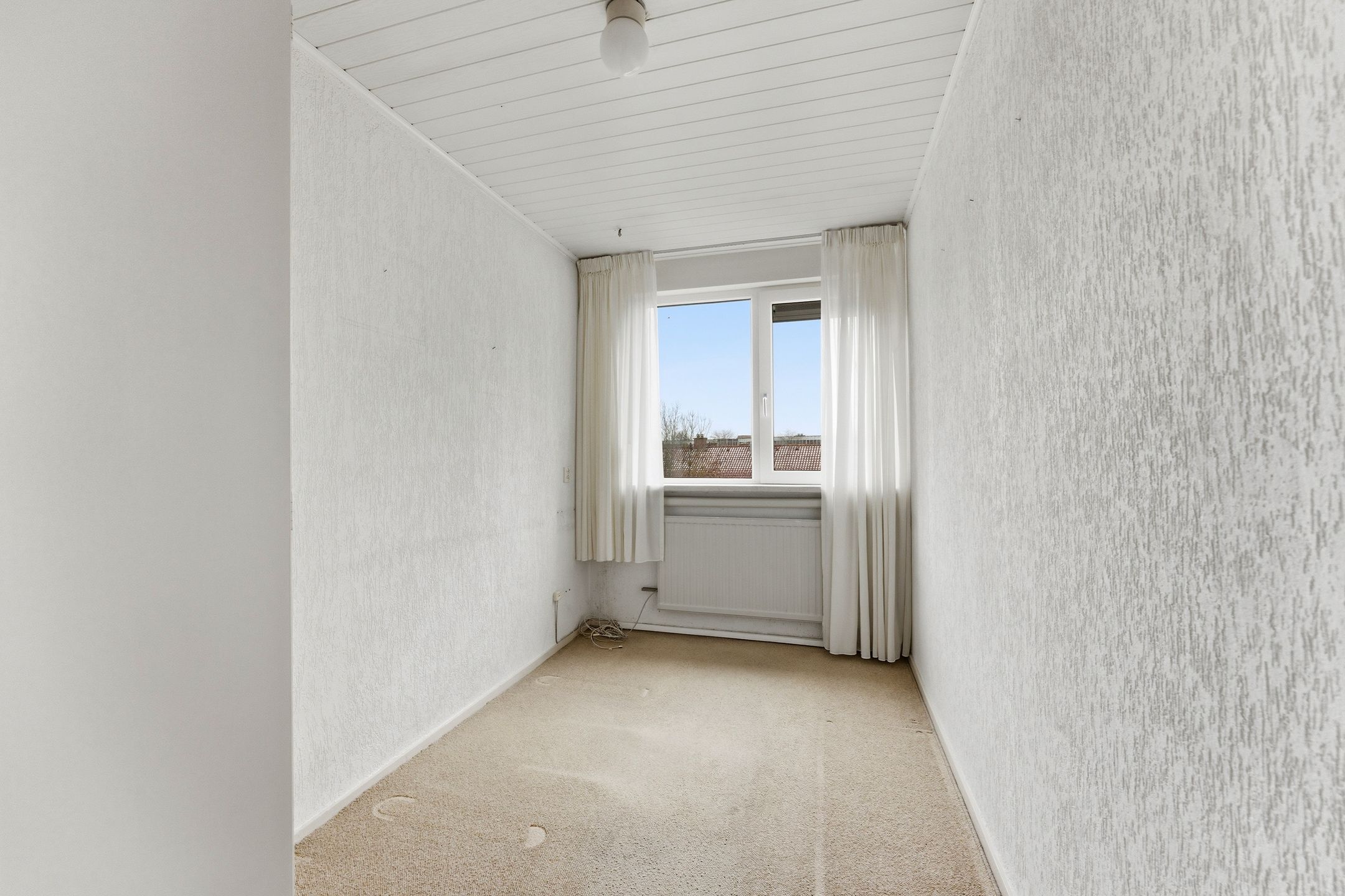 Spacious drive-in family home with garage and sunny west-facing garden in child-friendly neighborhood — 42