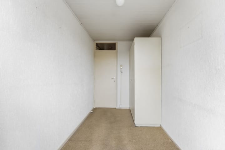 Spacious drive-in family home with garage and sunny west-facing garden in child-friendly neighborhood — 43