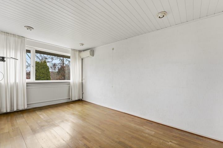 Spacious drive-in family home with garage and sunny west-facing garden in child-friendly neighborhood — 44