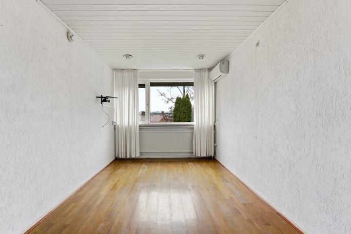 Spacious drive-in family home with garage and sunny west-facing garden in child-friendly neighborhood — 46