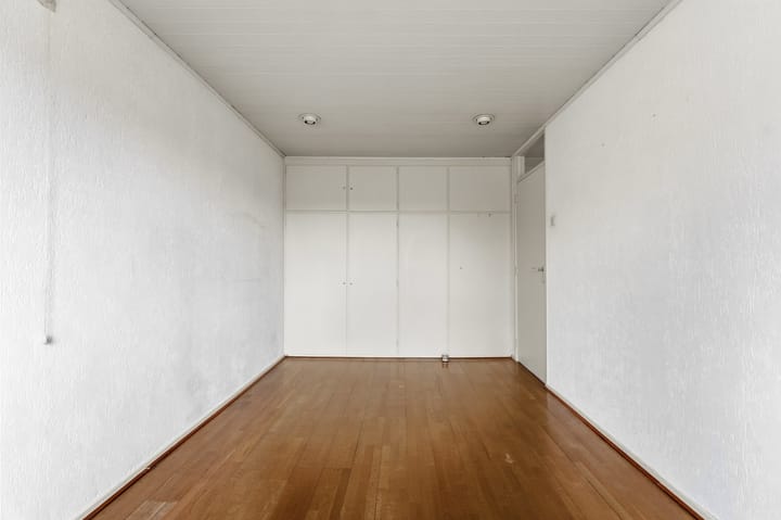 Spacious drive-in family home with garage and sunny west-facing garden in child-friendly neighborhood — 47