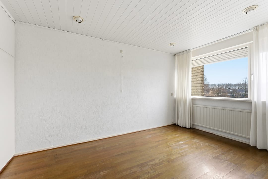 Spacious drive-in family home with garage and sunny west-facing garden in child-friendly neighborhood — 49