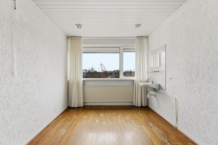 Spacious drive-in family home with garage and sunny west-facing garden in child-friendly neighborhood — 50