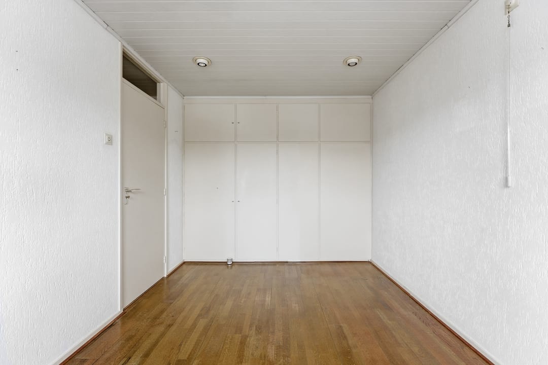 Spacious drive-in family home with garage and sunny west-facing garden in child-friendly neighborhood — 53