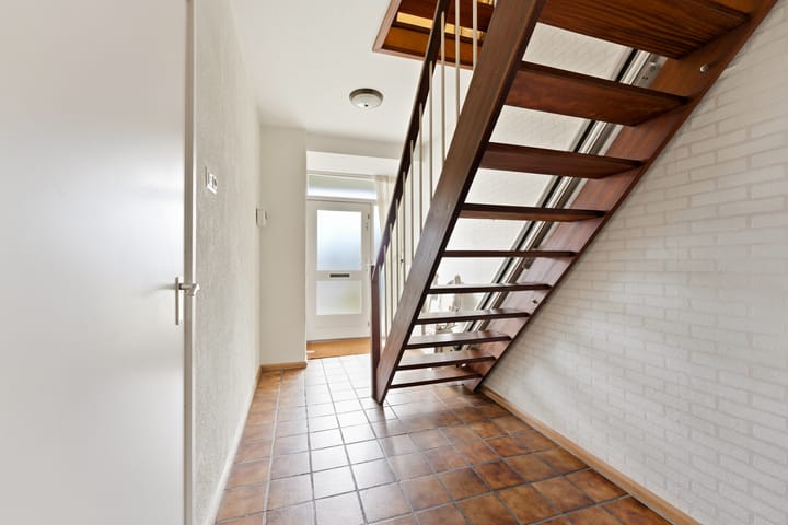 Spacious drive-in family home with garage and sunny west-facing garden in child-friendly neighborhood — 58