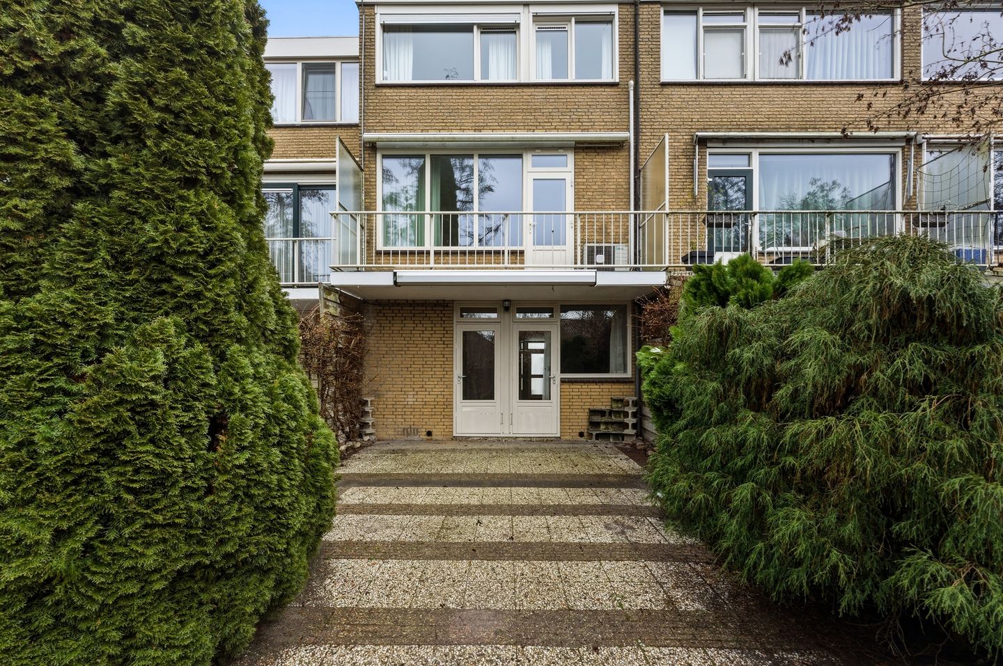 Spacious drive-in family home with garage and sunny west-facing garden in child-friendly neighborhood — 67