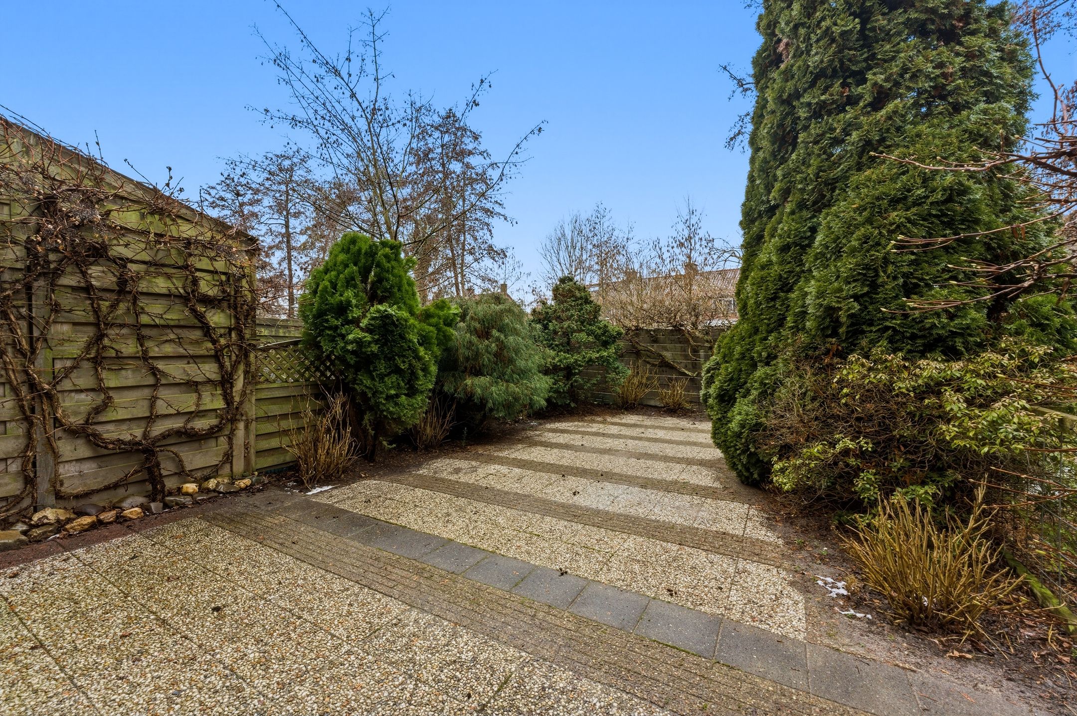 Spacious drive-in family home with garage and sunny west-facing garden in child-friendly neighborhood — 69