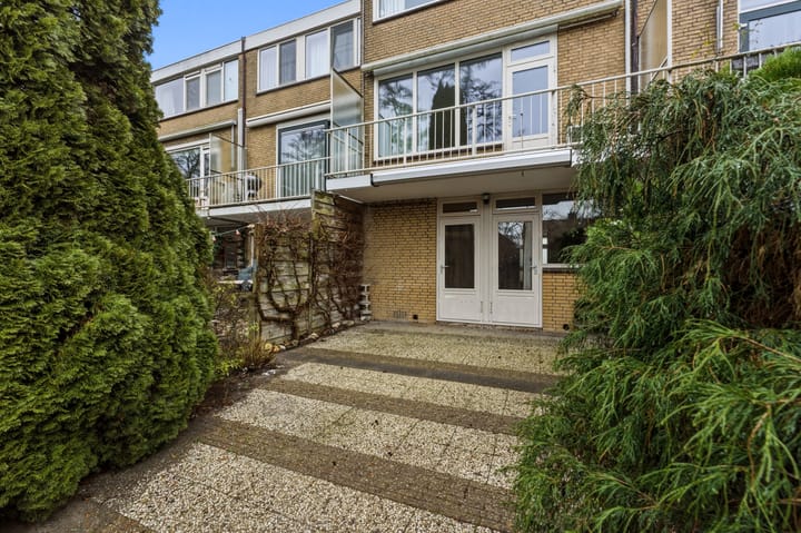 Spacious drive-in family home with garage and sunny west-facing garden in child-friendly neighborhood — 70