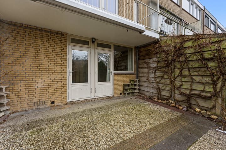 Spacious drive-in family home with garage and sunny west-facing garden in child-friendly neighborhood — 72