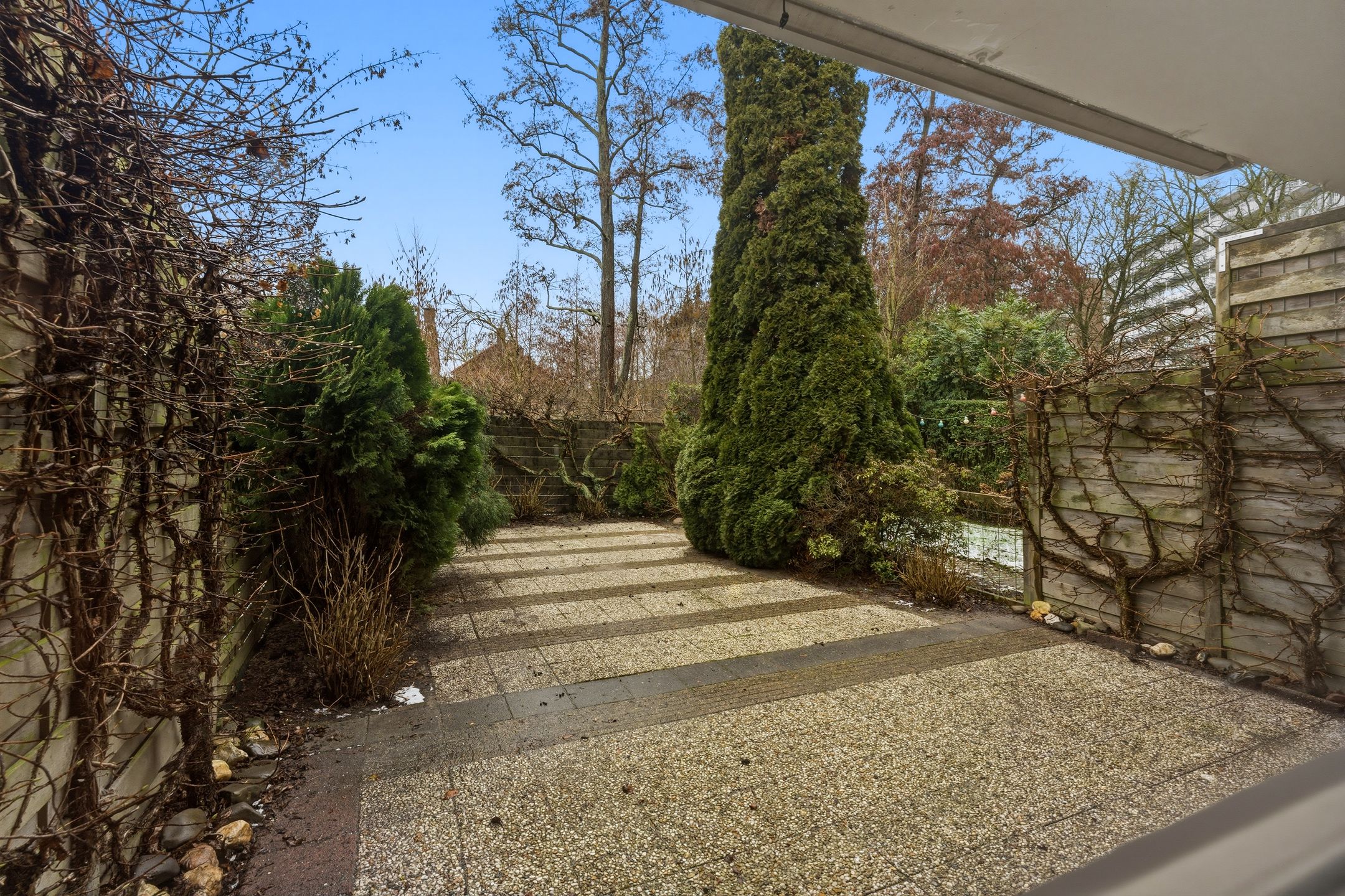 Spacious drive-in family home with garage and sunny west-facing garden in child-friendly neighborhood — 75