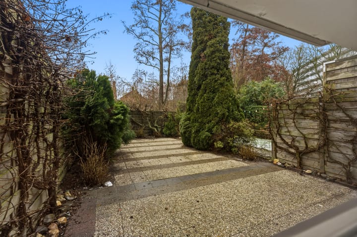 Spacious drive-in family home with garage and sunny west-facing garden in child-friendly neighborhood — 74