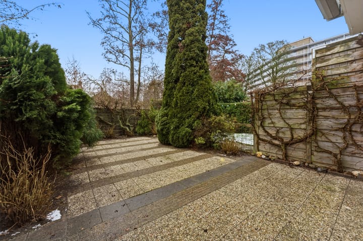 Spacious drive-in family home with garage and sunny west-facing garden in child-friendly neighborhood — 76