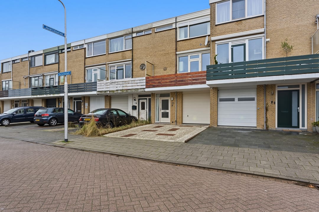Spacious drive-in family home with garage and sunny west-facing garden in child-friendly neighborhood — 79
