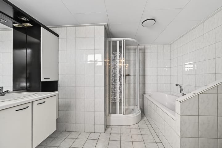 Spacious detached home with canal views and large garden in Klazienaveen-Noord — 38