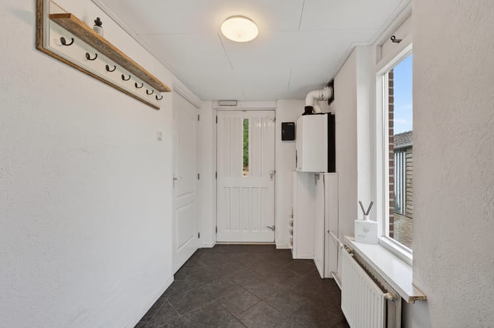 Spacious detached home with canal views and large garden in Klazienaveen-Noord — 44