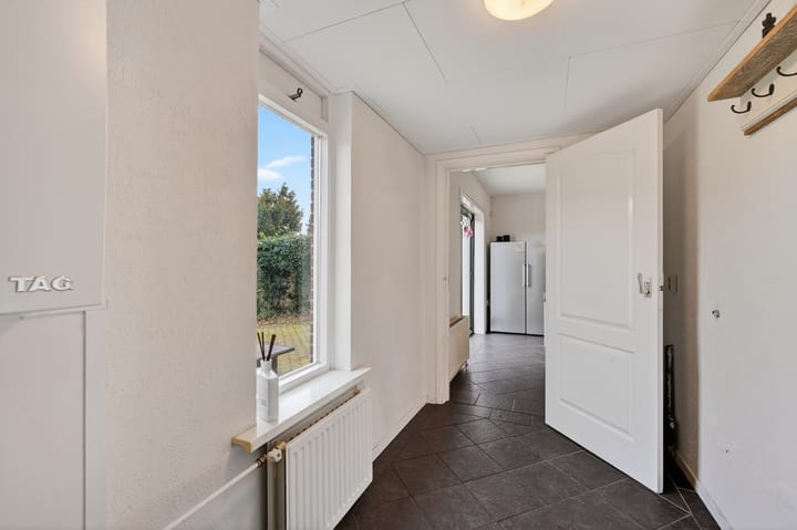 Spacious detached home with canal views and large garden in Klazienaveen-Noord — 46