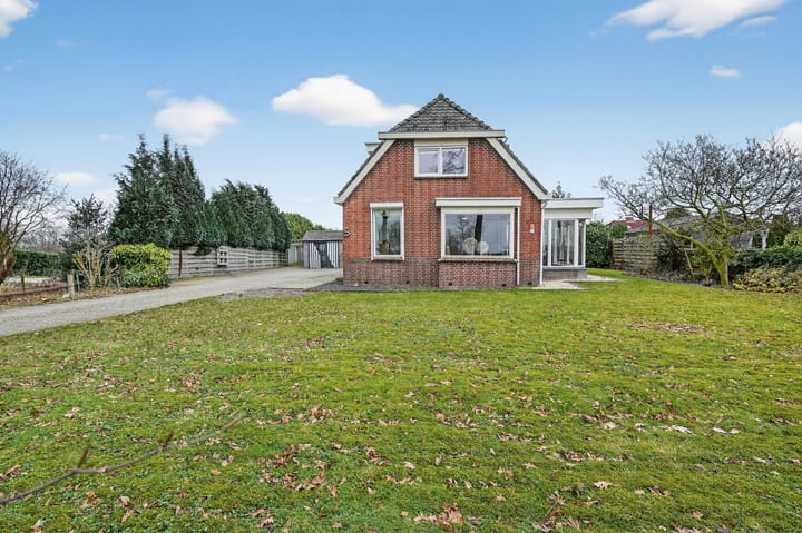 Spacious detached home with canal views and large garden in Klazienaveen-Noord — 74