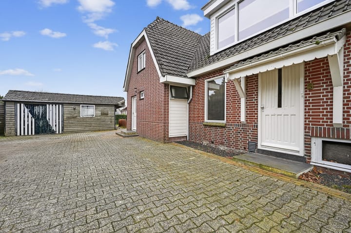 Spacious detached home with canal views and large garden in Klazienaveen-Noord — 76