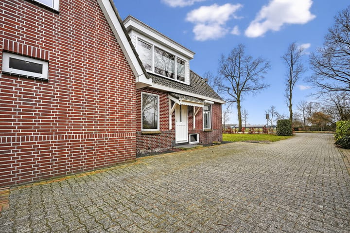 Spacious detached home with canal views and large garden in Klazienaveen-Noord — 78