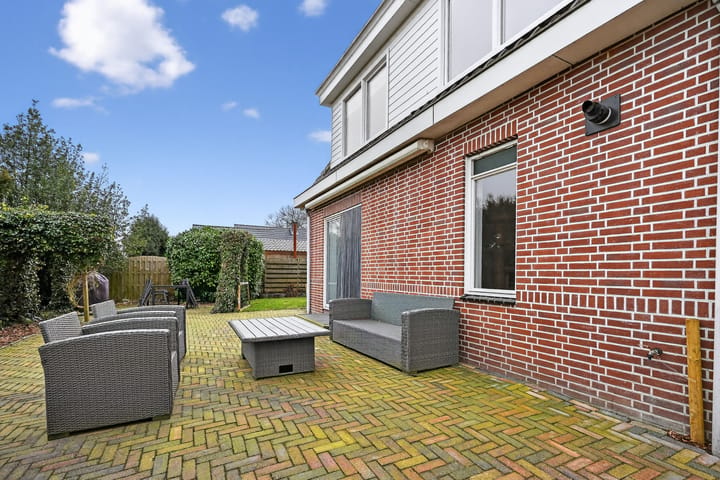 Spacious detached home with canal views and large garden in Klazienaveen-Noord — 80