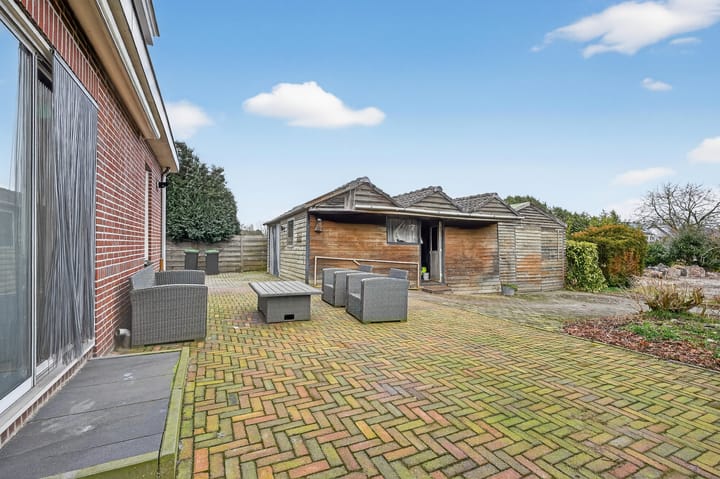 Spacious detached home with canal views and large garden in Klazienaveen-Noord — 84