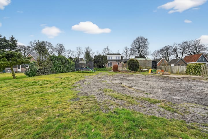 Spacious detached home with canal views and large garden in Klazienaveen-Noord — 90