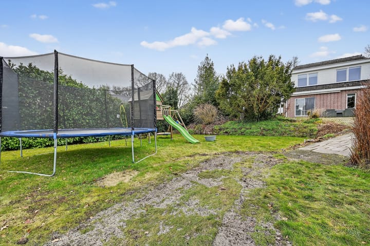 Spacious detached home with canal views and large garden in Klazienaveen-Noord — 92