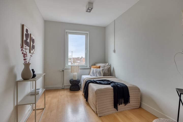 Spacious 6-room upper apartment with conversion permit in Utrecht Zuilen — 60