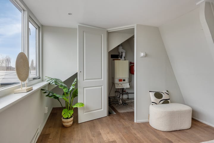 Spacious 6-room upper apartment with conversion permit in Utrecht Zuilen — 70