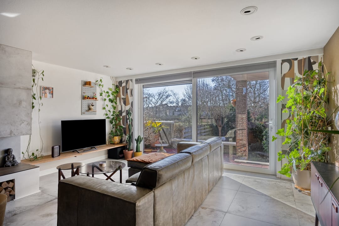 Spacious Split-Level Home with South-Facing Garden by the Water — 13