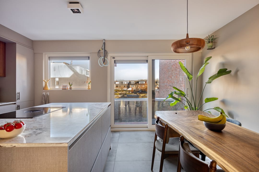 Spacious Split-Level Home with South-Facing Garden by the Water — 31