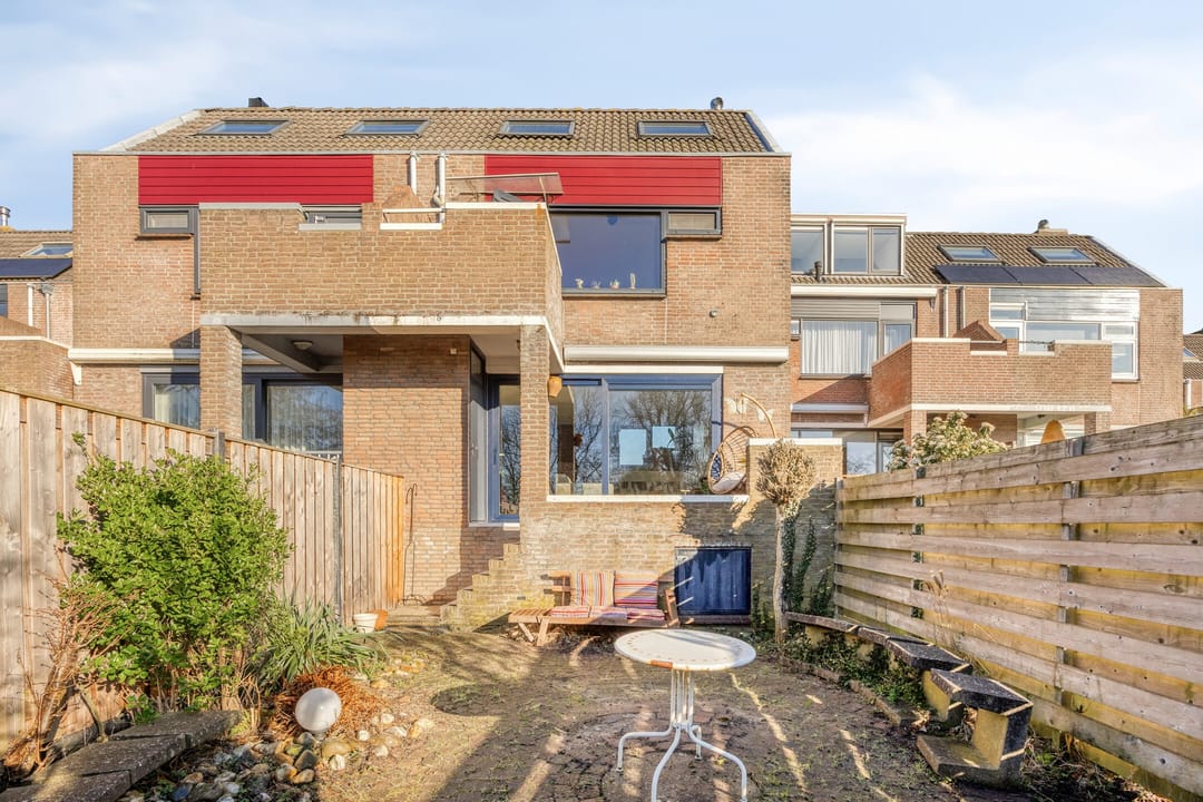 Spacious Split-Level Home with South-Facing Garden by the Water — 80