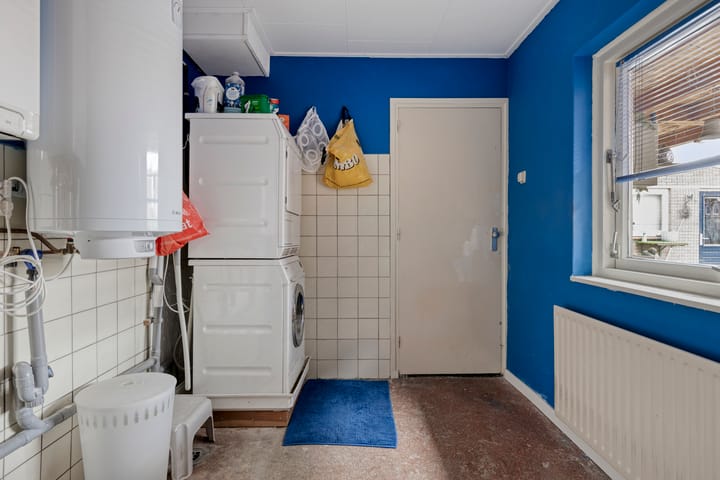 Corner House with New Bathroom, Garage and Spacious Garden in Schadewijk — 14