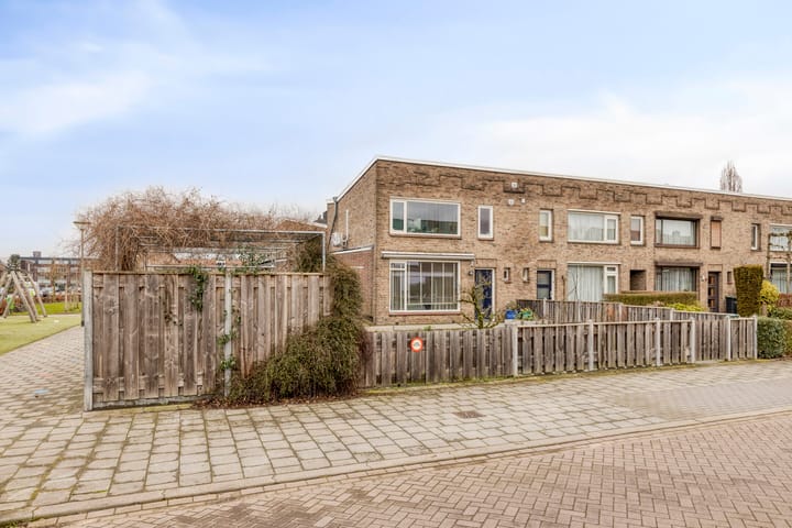 Corner House with New Bathroom, Garage and Spacious Garden in Schadewijk — 49