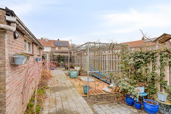 Corner House with New Bathroom, Garage and Spacious Garden in Schadewijk — 58