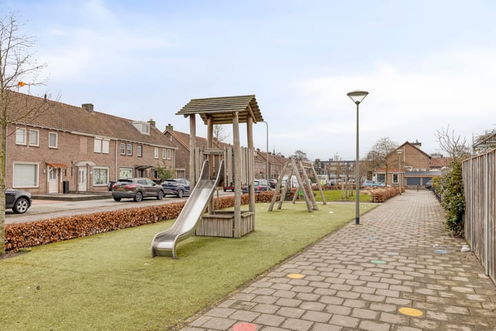 Corner House with New Bathroom, Garage and Spacious Garden in Schadewijk — 66