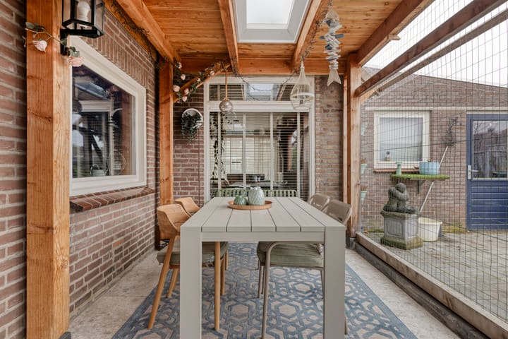 Corner House with New Bathroom, Garage and Spacious Garden in Schadewijk — 42
