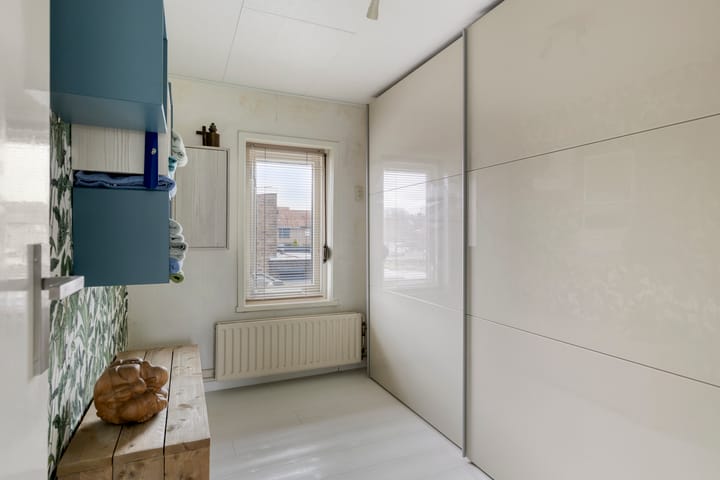 Corner House with New Bathroom, Garage and Spacious Garden in Schadewijk — 25
