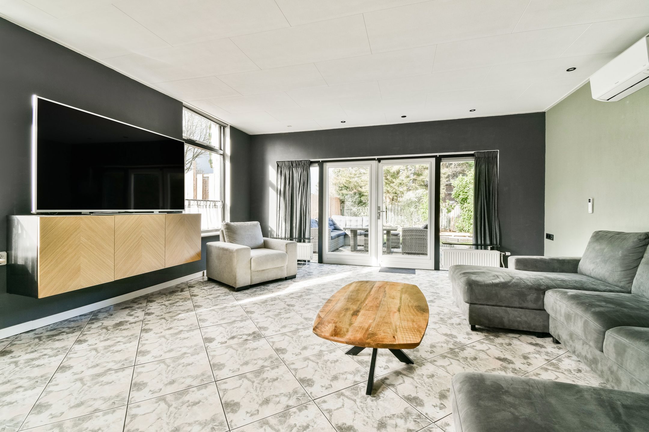 Characteristic semi-detached home with unique riverside location and five bedrooms — 12
