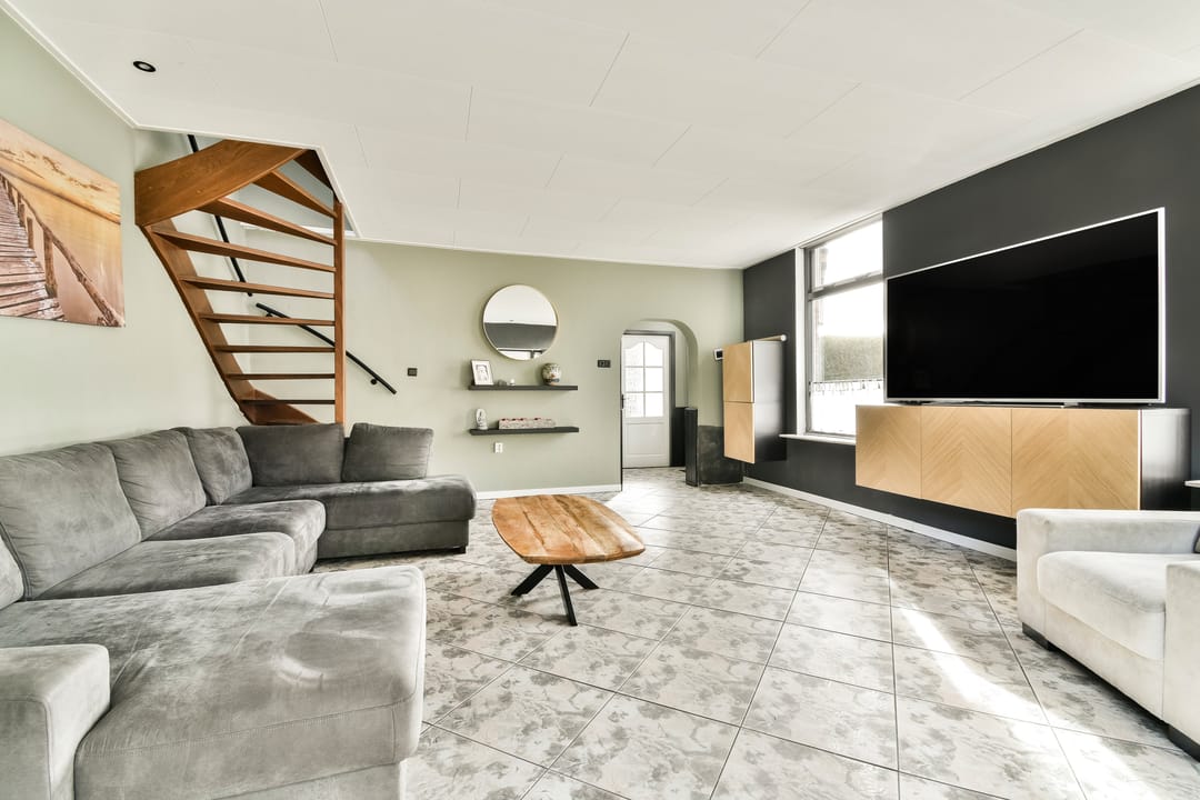 Characteristic semi-detached home with unique riverside location and five bedrooms — 14