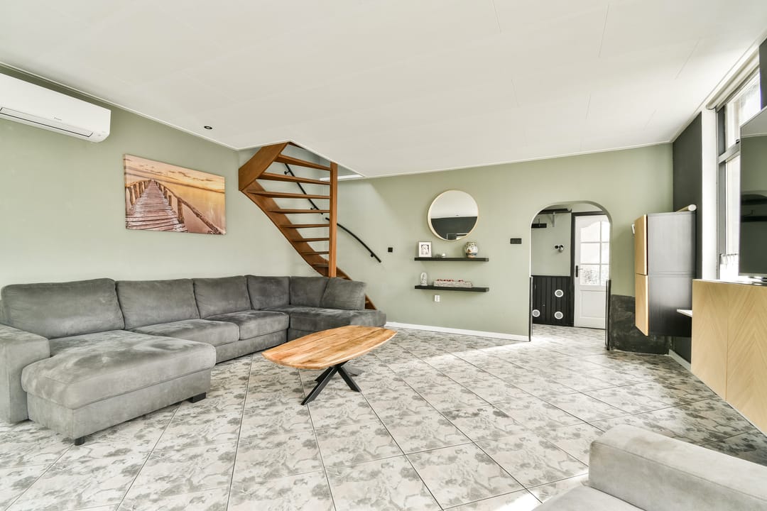 Characteristic semi-detached home with unique riverside location and five bedrooms — 16