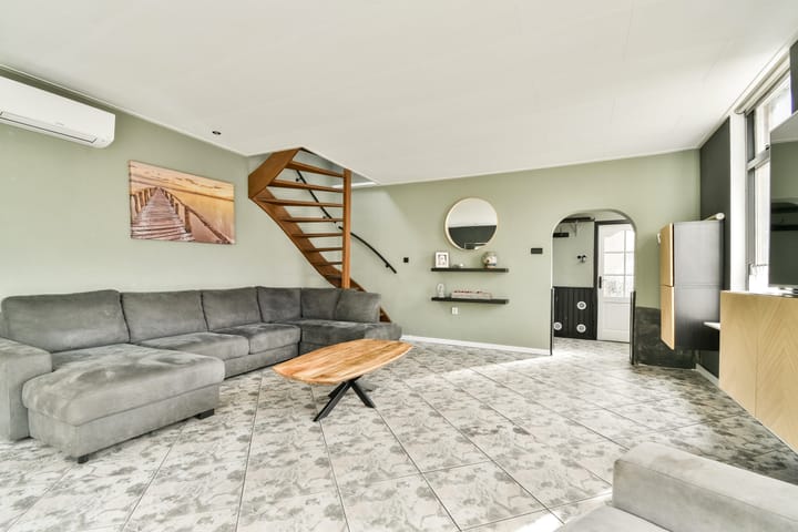 Characteristic semi-detached home with unique riverside location and five bedrooms — 15